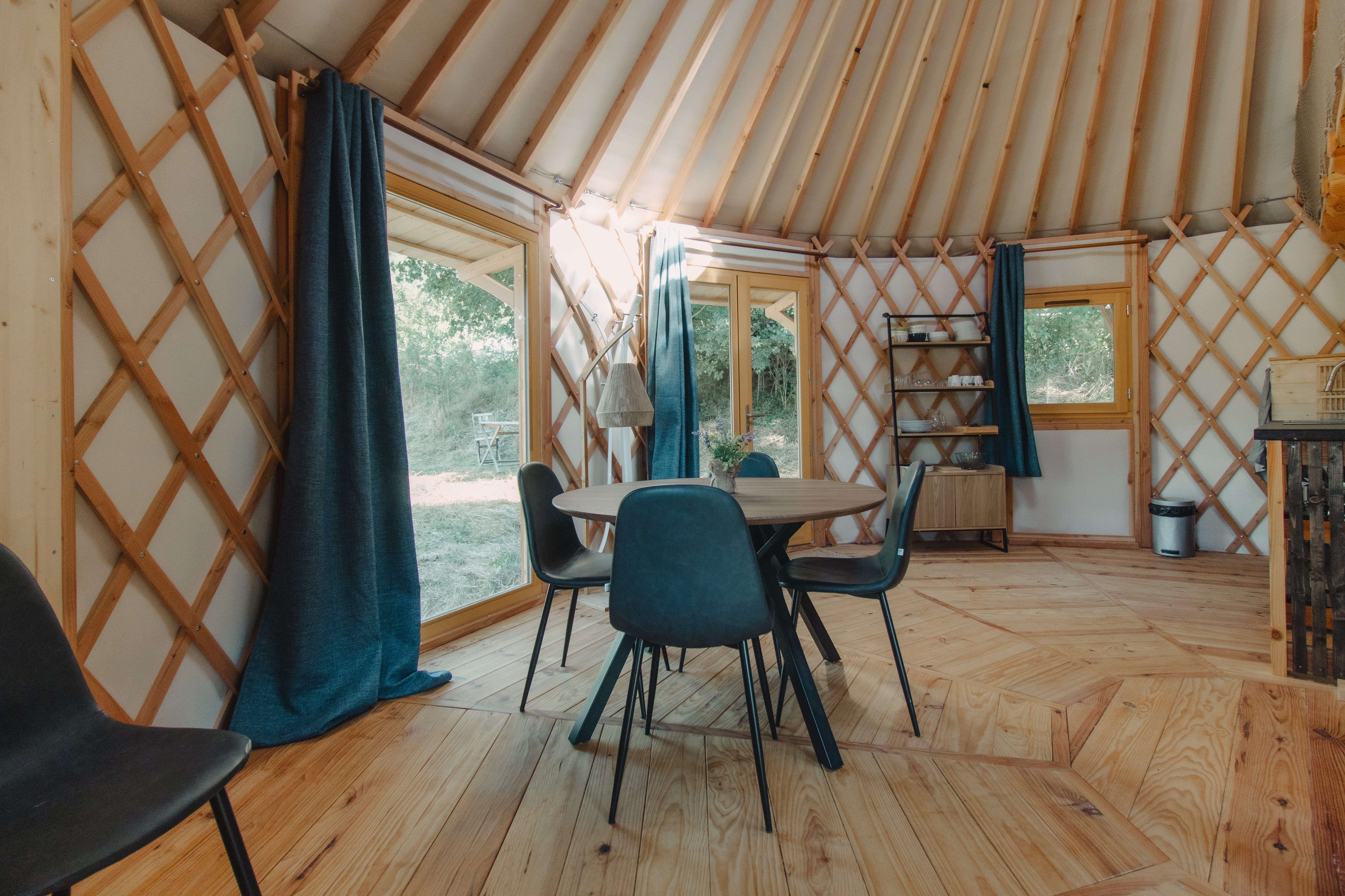 Intérieur de la yourte contemporaine Émotion