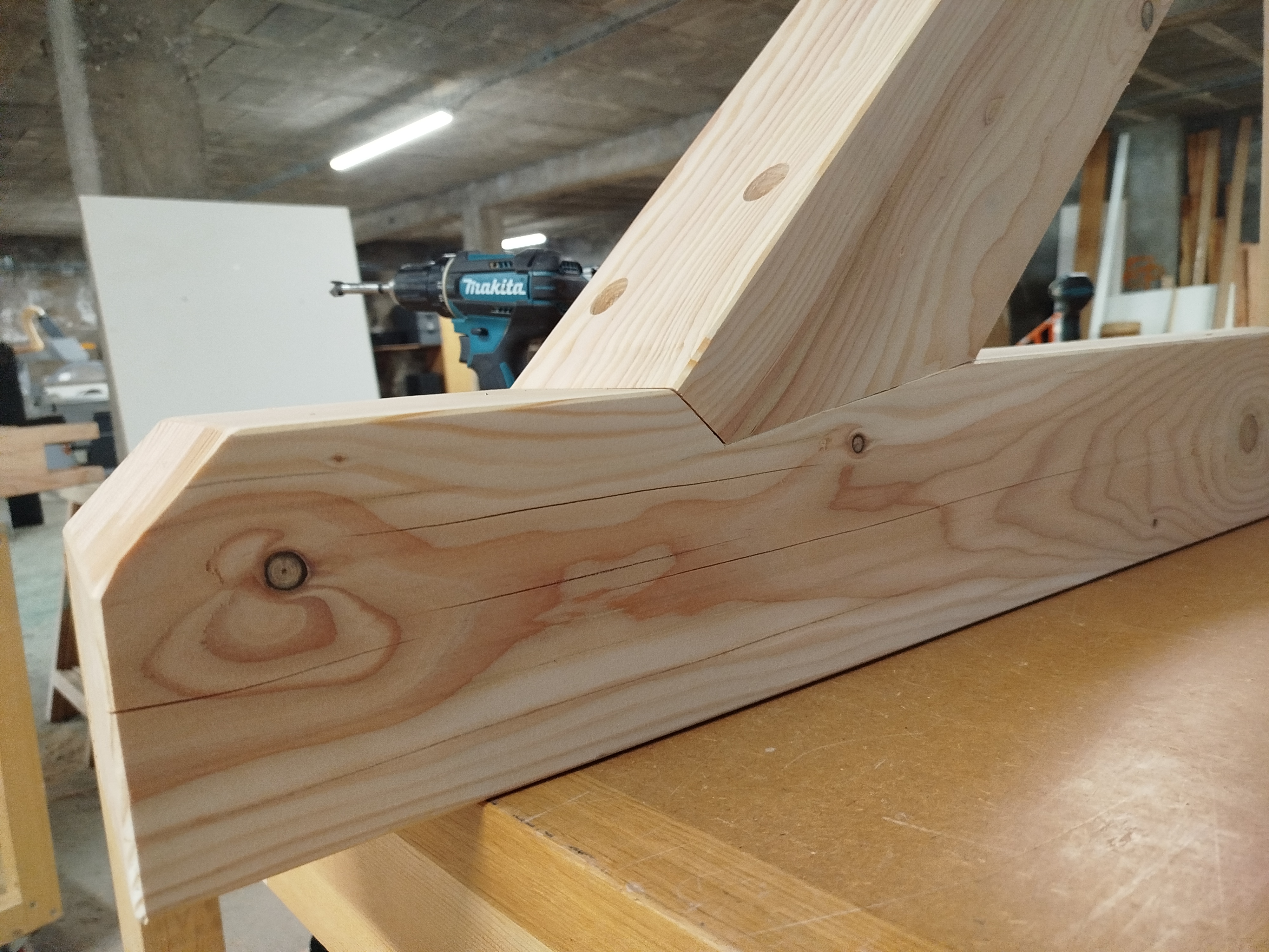 Détail d’un assemblage de charpente en bois réalisé à l’atelier