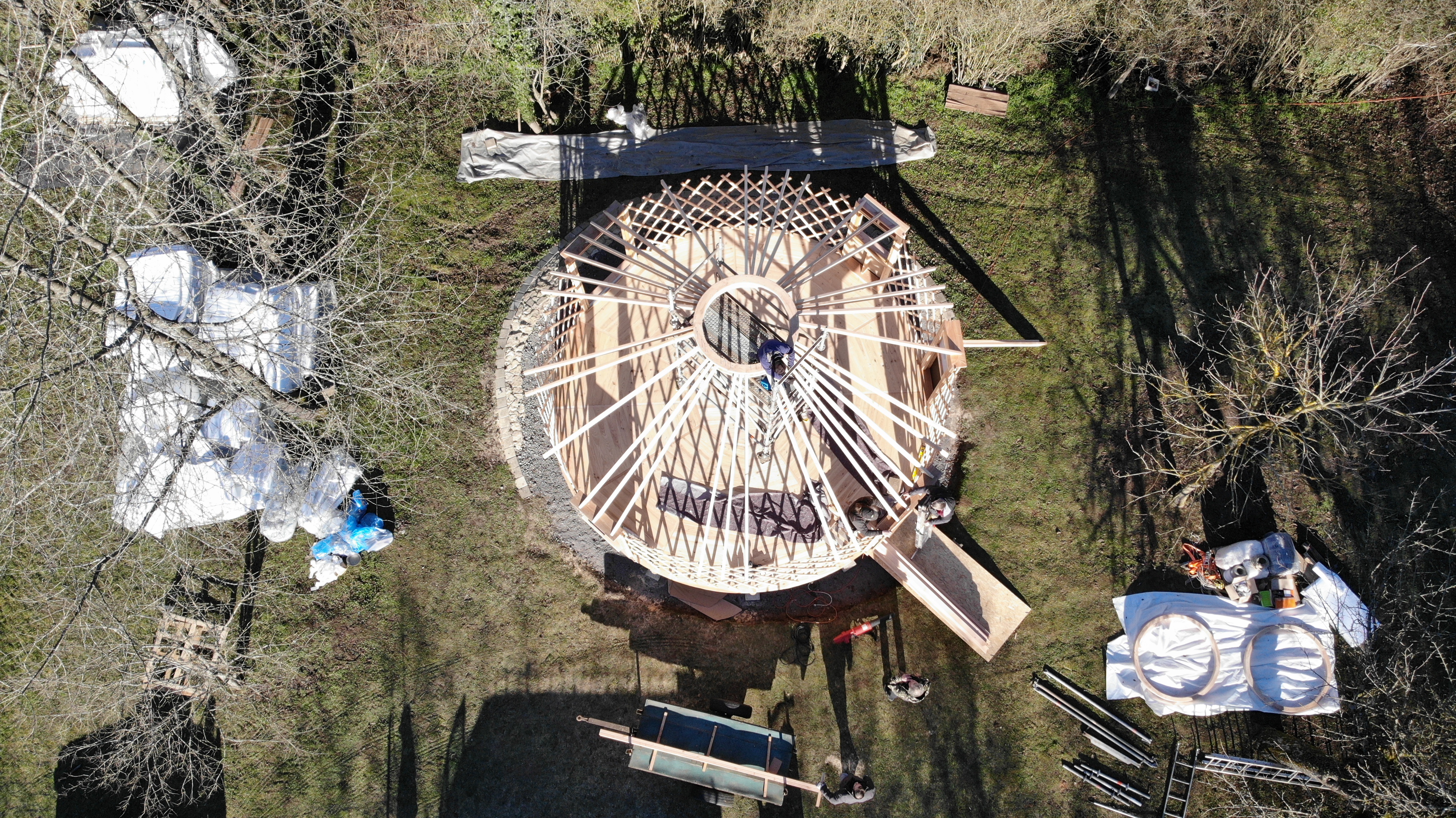 Structure bois d’une yourte en cours de montage, vue du ciel