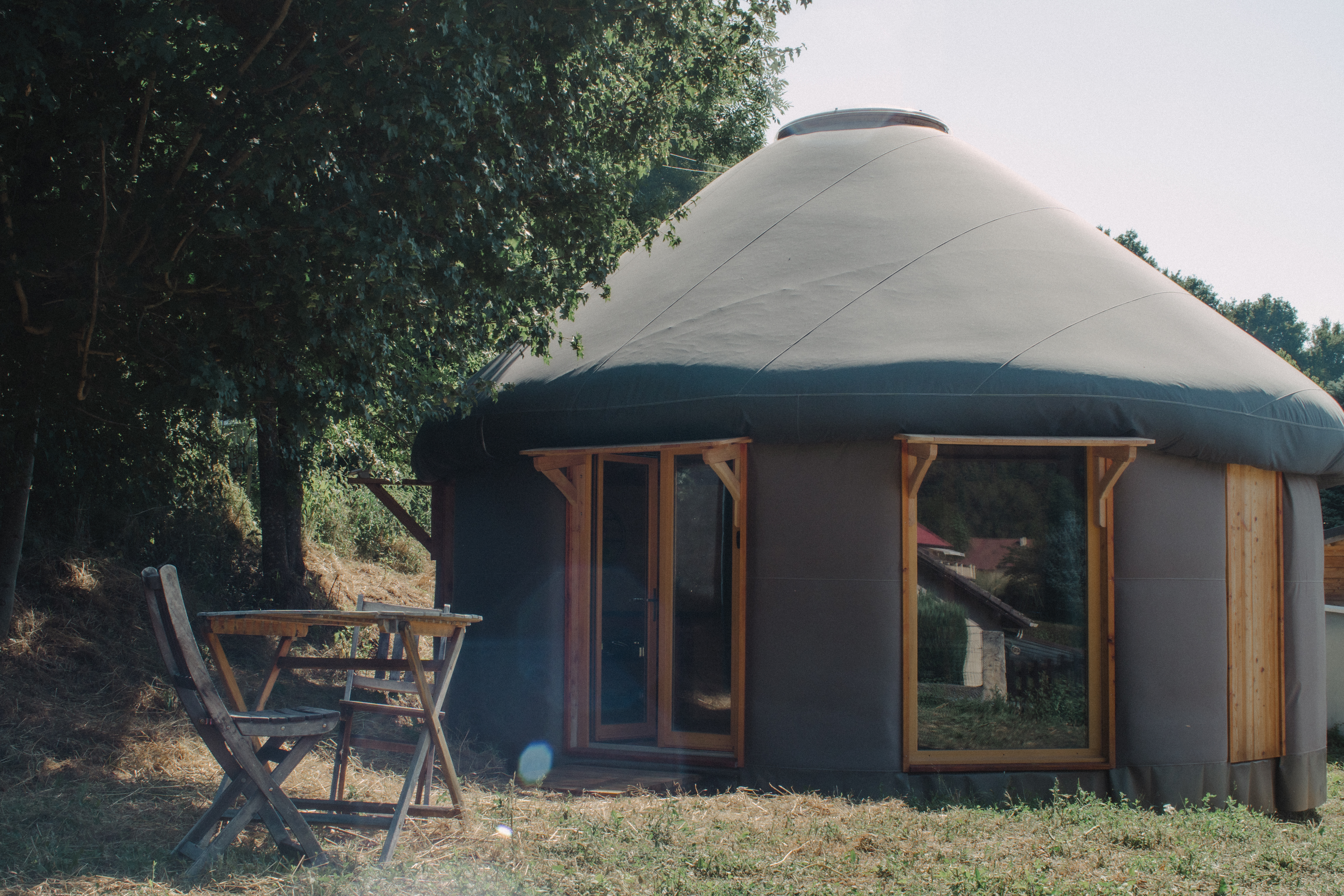 Yourte Émotion terminée, avec ses ouvertures et sa terrasse